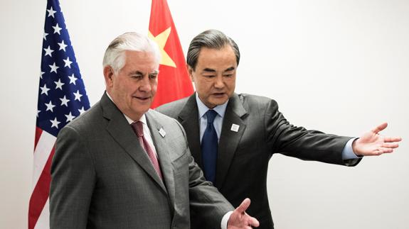 Tillerson se entrevista por primera vez con su homólogo chino, Wang Yi