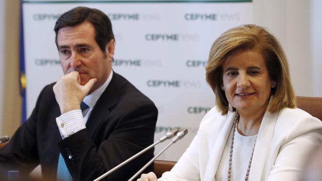 Báñez reclama a patronal y sindicatos «avanzar» en la negociación colectiva