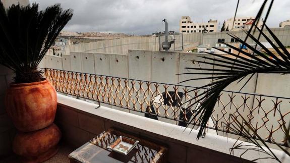 Banksy inaugura en Cisjordania un hotel con vistas al muro de separación