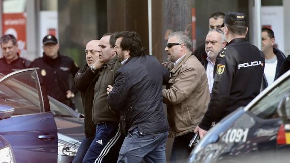 Detienen al atracador que se atrincheró con nueve rehenes en un banco de Gijón