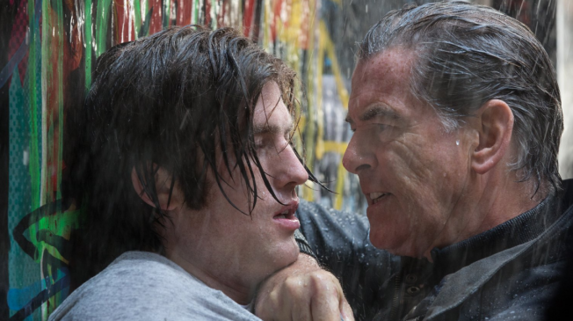 Pierce Brosnan sale airoso ante el renovado 'Deluxe'