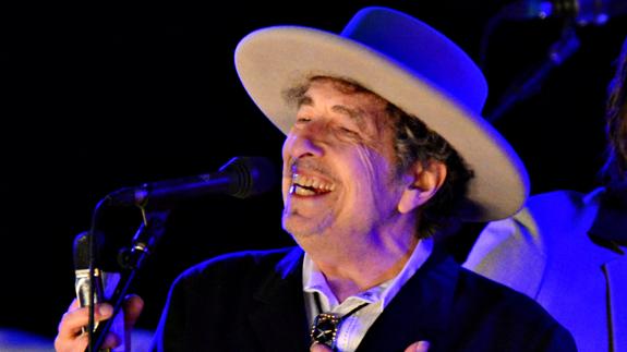 Dylan recoge el Nobel de Literatura con casi cuatro meses de retraso