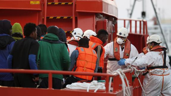 Rescatan a 100 inmigrantes de dos pateras interceptadas en el mar de Alborán