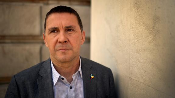 Otegi dice que presos, víctimas y «desmilitarización» son los próximos retos