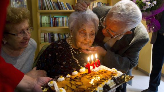 La española Ana Vela se convierte en la persona más anciana de Europa