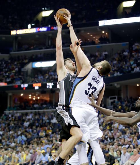 Conley y Marc Gasol dejaron en evidencia a unos Spurs mediocres