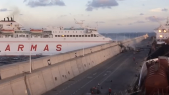 El vertido de gasóleo tras el choque de un ferry en Gran Canaria se evaporará en unas quince horas