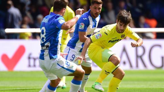 Un gol con la mano de Bakambu hunde al Leganés