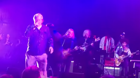 El músico Bruce Hampton muere en el escenario y la banda sigue tocando