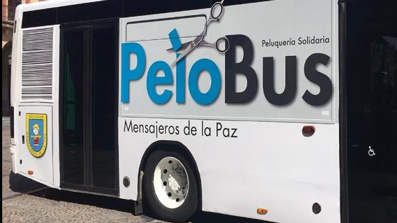 Mensajeros de la Paz pone en marcha el 'pelobús' para asear a personas sin recursos