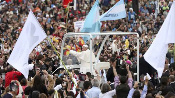 Multitud de peregrinos aclaman al Papa a su llegada a Fátima