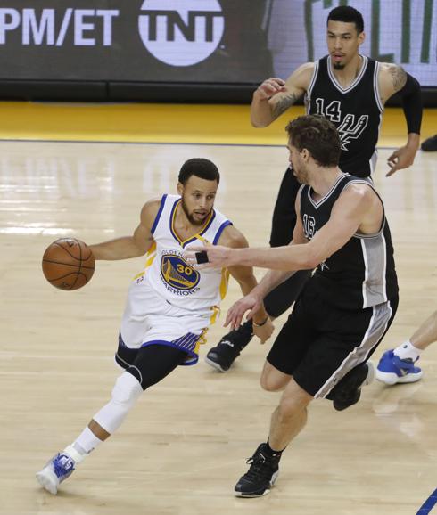 Curry y los Warriors humillan a Spurs y se ponen con ventaja de 2-0