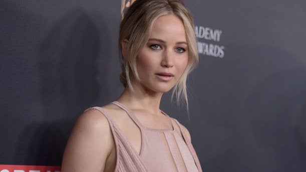 Jennifer Lawrence: si bebes, no bailes sobre una barra