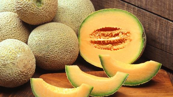 Venden dos melones por 12.000 euros en una subasta en Japón