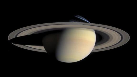 La nave Cassini, orientada hacia su última inmersión en la atmósfera de Saturno