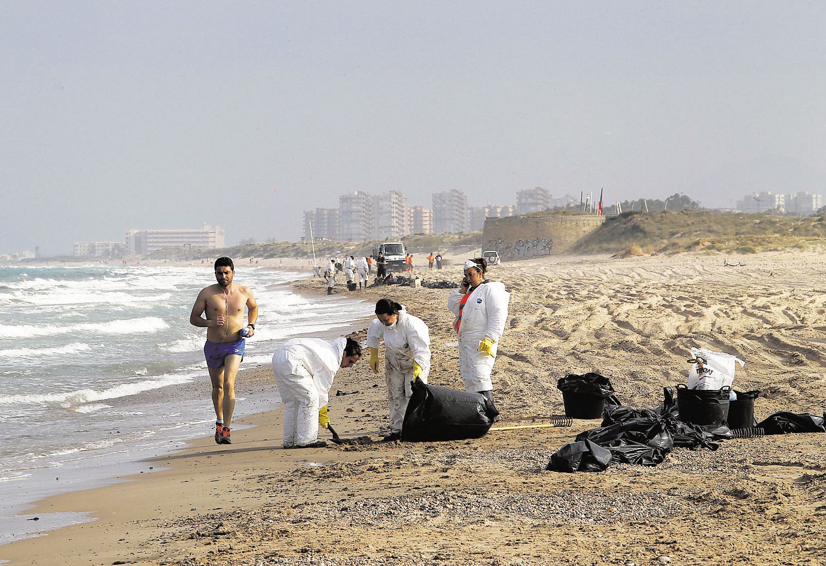 El Gobierno inmoviliza el buque que vertió fuel al mar y le exige un aval