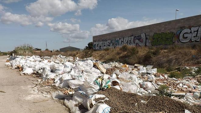 Cada año se tiran más de 6.000 toneladas de basura fuera de los contenedores