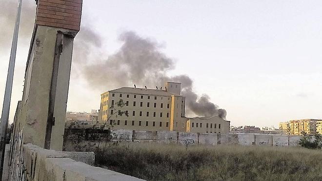 Las naves ruinosas del Parque Central sufren el quinto incendio en apenas un mes