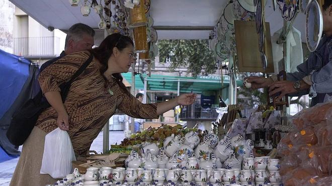 El mercado de la 'escuraeta' pacta prohibir los puestos que no vendan cerámica tradicional