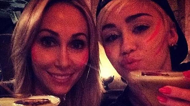 Miley, de parranda con su madre