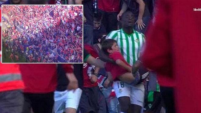 N'Diaye socorriendo a un niño, la imagen de la última jornada