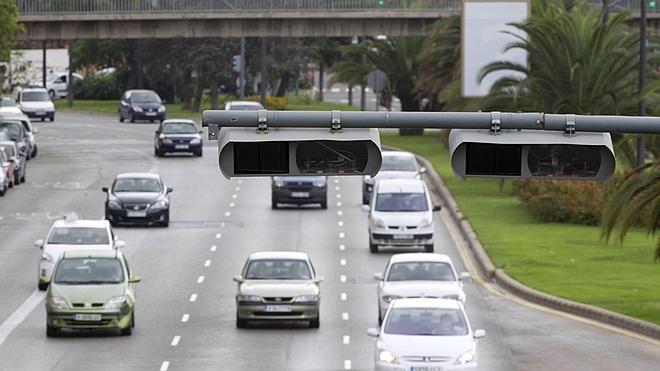 Los coches regresan a la playa y la montaña