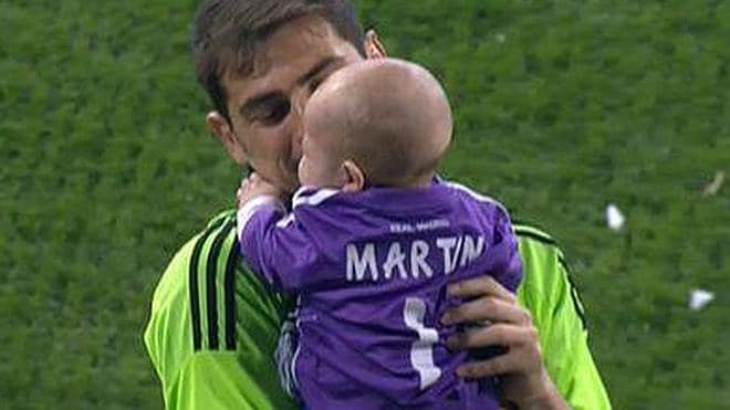 Casillas y su pequeño Martín encandilan a la afición en el Bernabéu