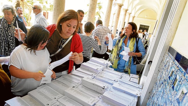 El PP valenciano pierde la mitad de los sufragios pese a ser la fuerza más votada