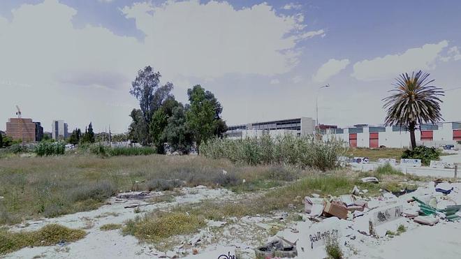 Un instituto rodeado de solares y basura