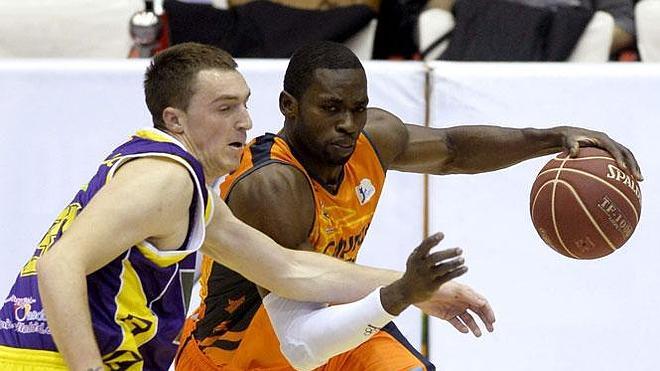 La afición taronja premia a Sato, sucesor de Pietrus y Doellman
