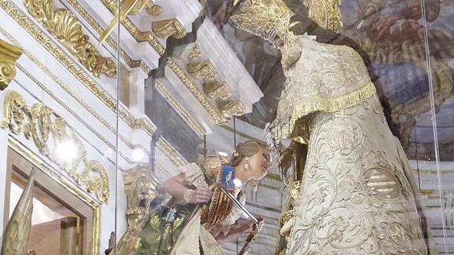 Carmen y Claudia, de nuevo ante la Virgen