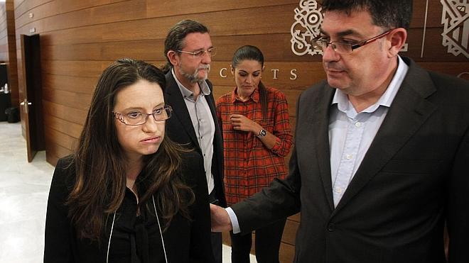 Les Corts retrasan la decisión sobre Oltra