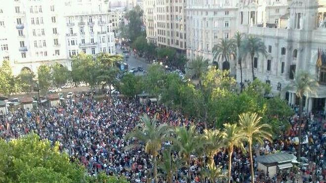 El Ayuntamiento de Paterna quita una bandera republicana que colgaba del balcón de Esquerra Unida