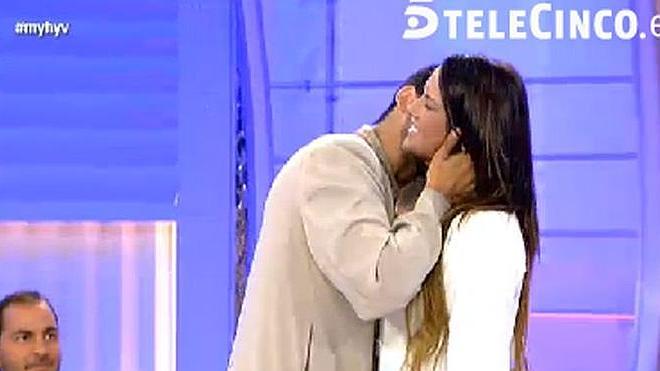 Katia Aveiro, seducida por Ángel e Isaac en 'Mujeres y Hombres y Viceversa'