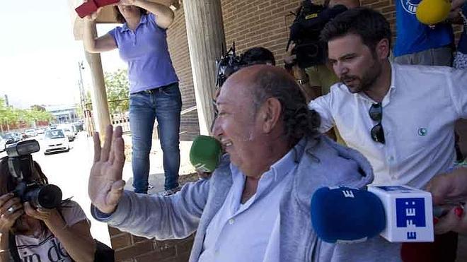 Francis Montesinos queda libre con cargos pero no podrá acercarse a sus presuntas víctimas