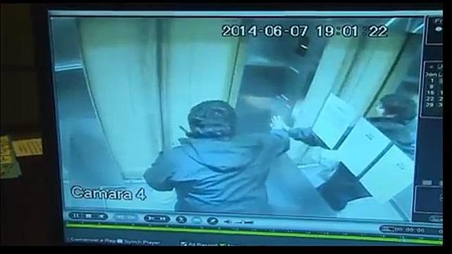 Sube 30 pisos en 15 segundos con las puertas del ascensor abiertas