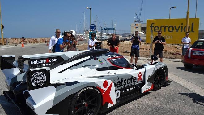 La Gumball 3000 despierta una gran expectación a su llegada a Dénia