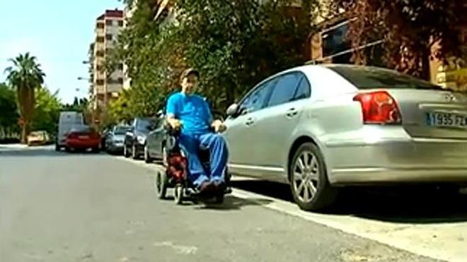 Tetrapléjicos obligados a circular por la calzada por la altura de los bordillos