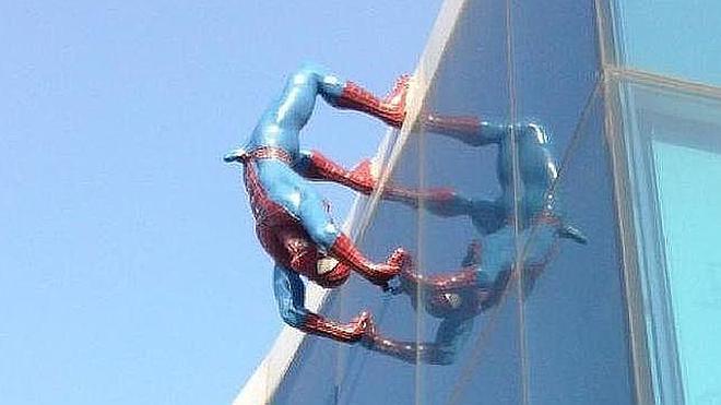 Expulsan al Spiderman erecto que presidía un edificio