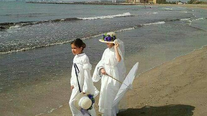 Niños de un colegio de Meliana llevan a la playa su estudio sobre Sorolla