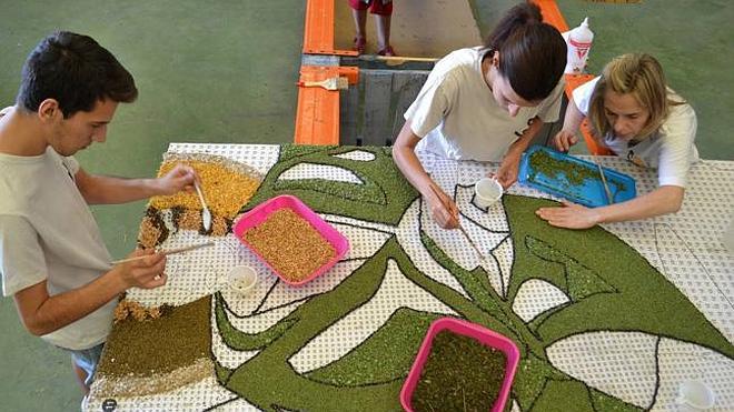 El tapiz floral del Corpus Christi representa el Santo Cáliz con una forma consagrada sostenida por ángeles