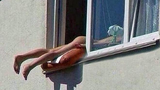Una mujer que tomaba el sol desnuda en su ventana causa un accidente
