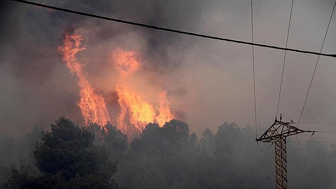 Las urbanizaciones, a años luz de una buena barrera contra el fuego