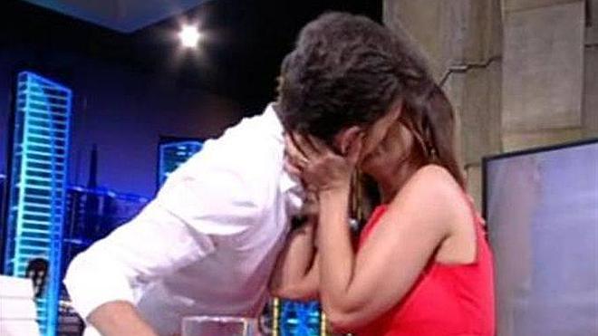 Chenoa y Pablo Motos se besan ante las cámaras