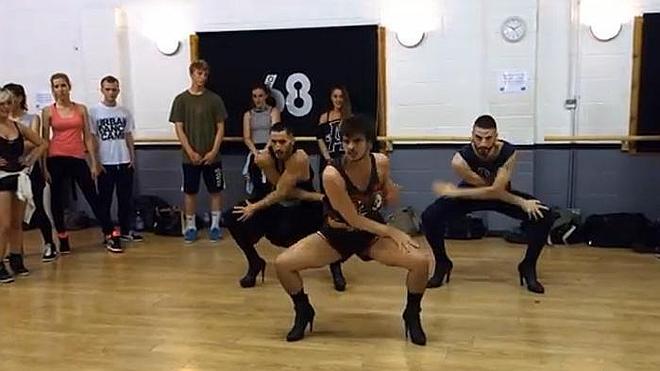 Los chicos que triunfan en la red bailando... ¡con tacones!