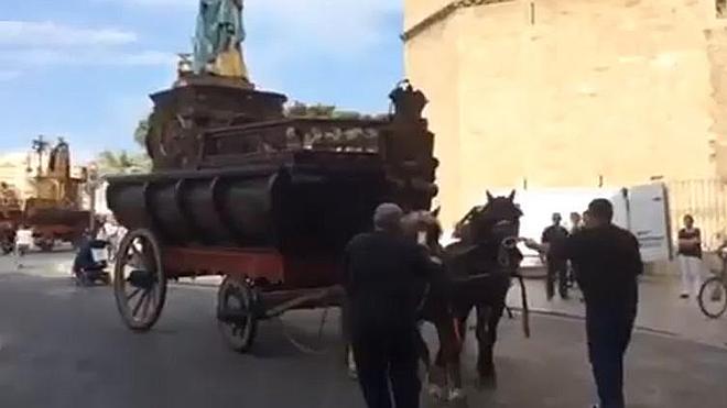 El peligroso traslado de las Rocas del Corpus para los caballos junto a las Torres de Serranos
