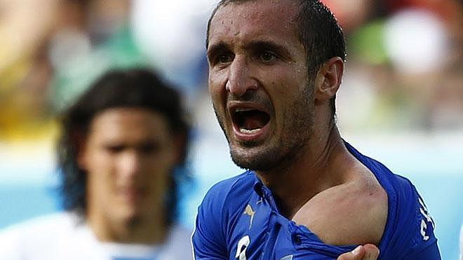 Luis Suárez muerde a Chiellini