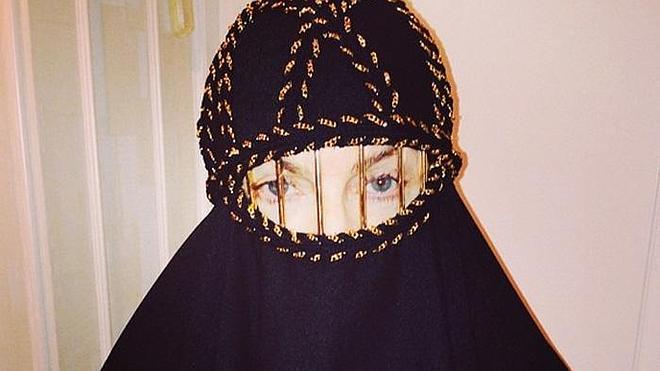 Madonna desata la polémica al ponerse un burka