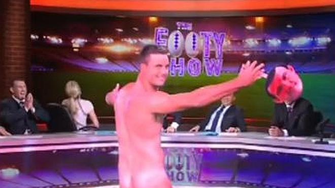 Un jugador de rugby se desnuda en un programa de televisión