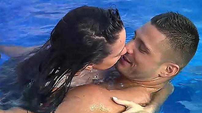 Ángel y Samira, pasión en la piscina de 'MYHYV'
